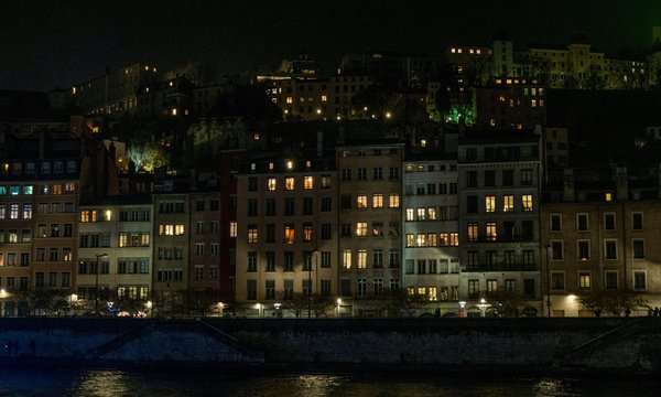 Comment créer un jeu de plateforme avec des mécaniques de manipulation de l'ombre et de la lumière?